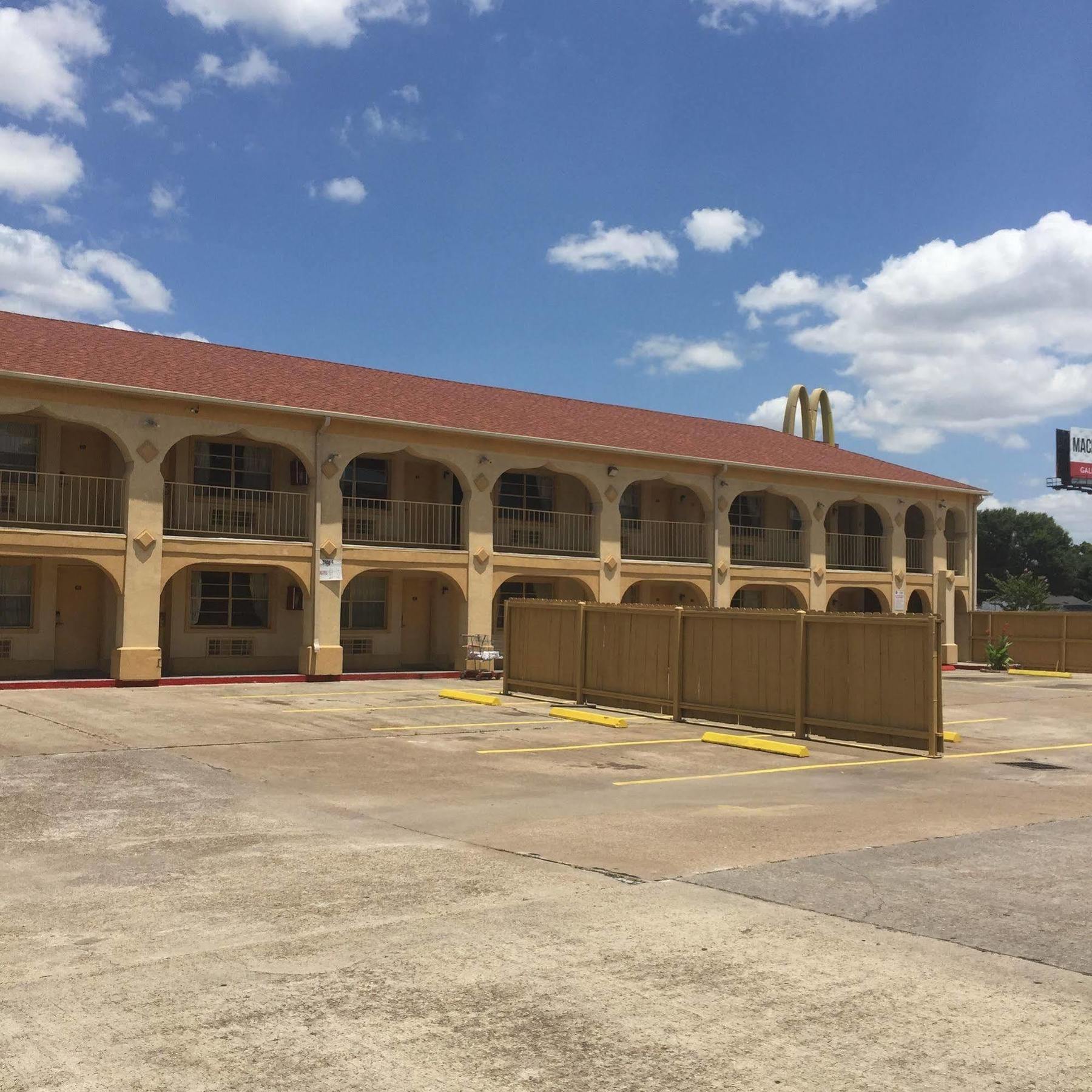 Guest Inn And Suites Houston Exterior photo