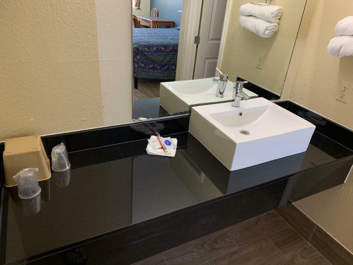 Guest Inn And Suites Houston Room photo
